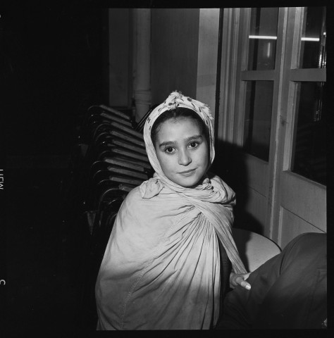 Reportage hétéroclite avec des dessins d'enfants, un portrait d'une jeune mendiante Zorah âgée de huit ans et des miniatures persanes anciennes