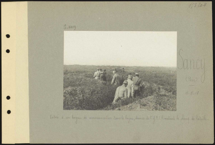 Sancy (près). Entrée d'un boyau de communication. Dans le boyau, dames du Young Men’s Christian Association visitant le champ de bataille