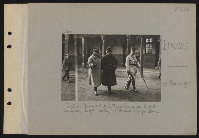 Beauvais. Visite du président de la République au GQG. Au lycée ; le général Nivelle, M. Briand et le général Pont