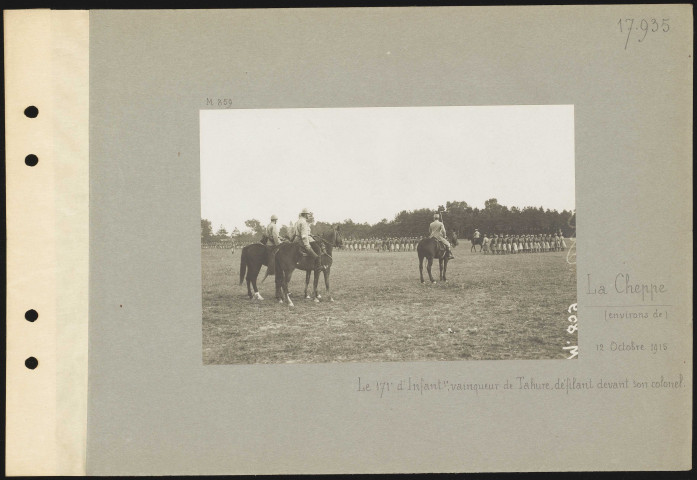 La Cheppe (environs de). Le 171e d'infanterie, vainqueur de Tahure, défilant devant son colonel