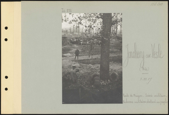 Jonchery-sur-Vesle (près). Route de Muizon. Scierie militaire. Bûcherons militaires abattant un peuplier