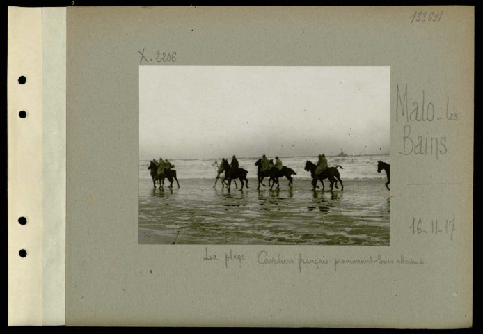 Malo-les-Bains. La plage. Cavaliers français promenant leurs chevaux