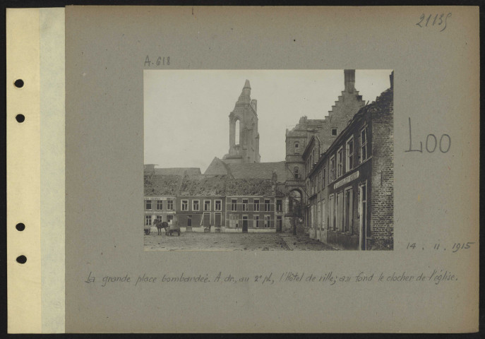 Loo. La grande place bombardée. À droite, au deuxième plan, l'hôtel de ville ; au fond le clocher de l'église