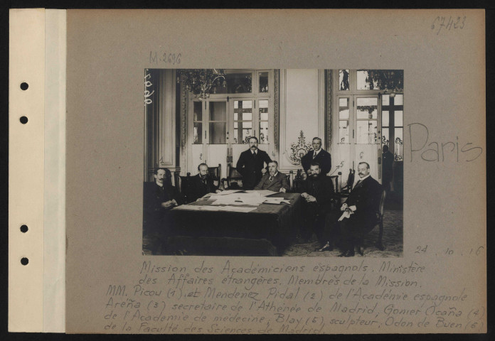 Paris. Mission des académiciens espagnols. Ministère des Affaires étrangères. Membres de la mission.MM. Picou (1) et Mendenez Pidal (2) de l'Académie espagnole Aréňa (3) secrétaire de l'Athénée de Madrid ; Gonier Ocaňa (4) de l'Académie de médecine ; Blay (5), sculpteur ; Odon de Buen (6) de la Faculté des sciences de Madrid
