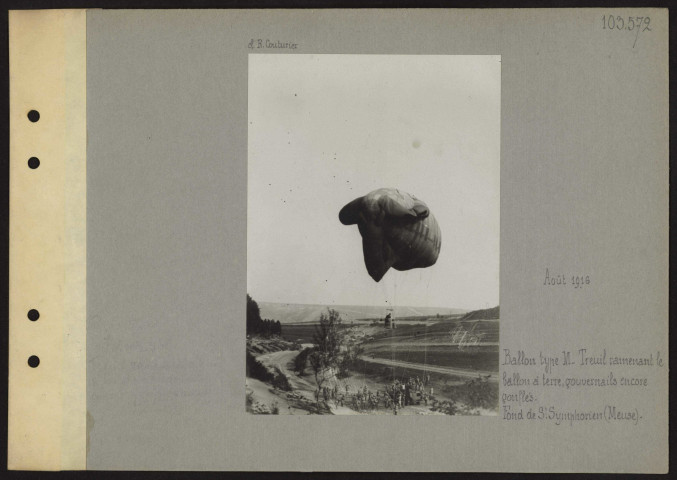 Fond de Saint-Symphorien (Meuse). Ballon type M. Treuil ramenant le ballon à terre, gouvernails encore gonflés