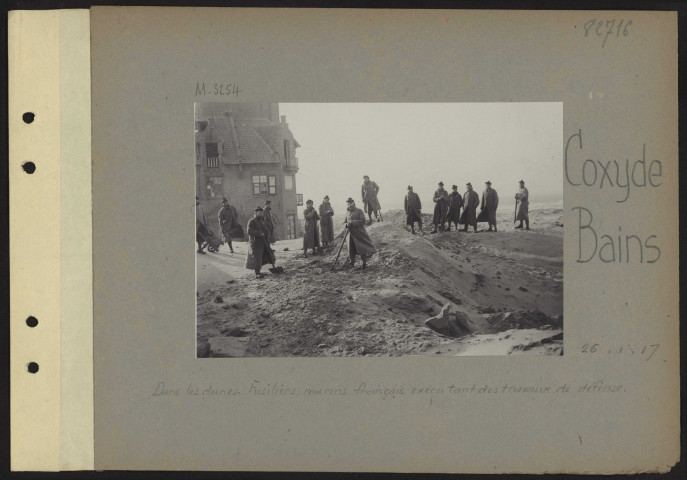 Coxyde-Bains. Dans les dunes. Fusiliers-marins français exécutant des travaux de défense