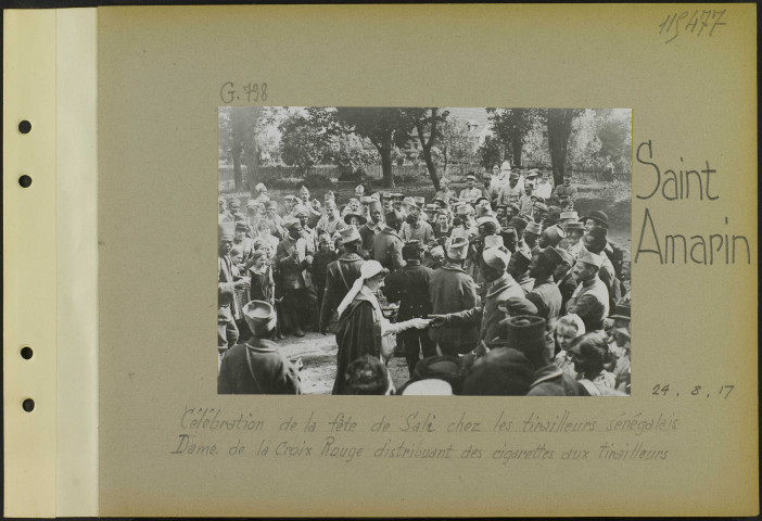 Saint-Amarin. Célébration de la fête de Sali chez les tirailleurs sénégalais. Dame de la Croix-Rouge distribuant des cigarettes aux tirailleurs