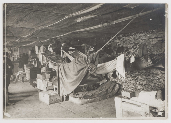 Granville. Marins internés. Les hamacs