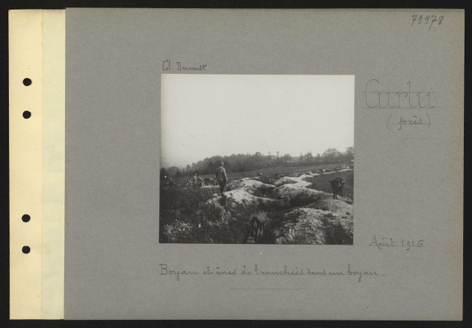 Curlu (près). Boyau et ânes de tranchées dans un boyau