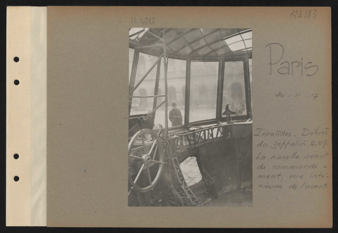 Paris. Invalides. Débris du zeppelin. Débris du zeppelin 4-49. La nacelle avant de commandement ; vue intérieure de l'avant