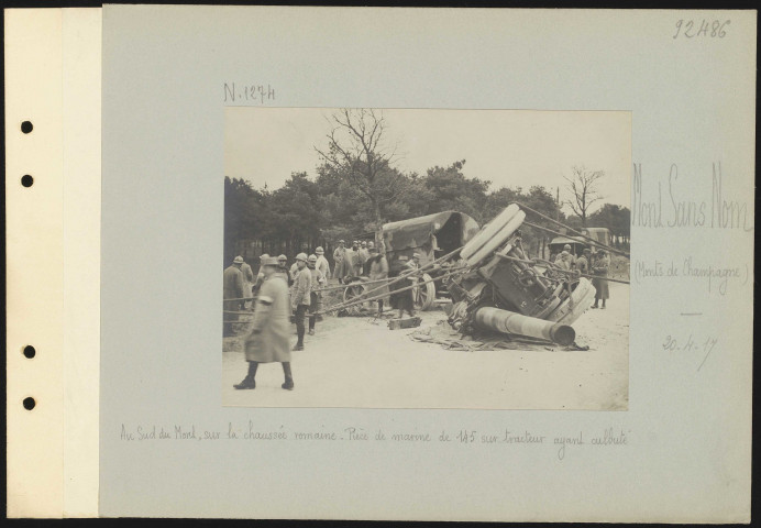 Le Mont Sans Nom (Monts de Champagne). Au sud du mont, sur la chaussée romaine. Pièce de marine de 145 sur tracteur ayant culbuté