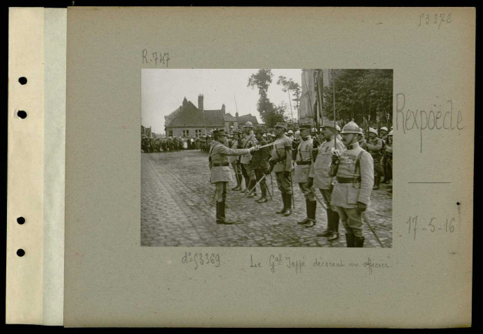 Rexpoëde. Dans le village. Remise de décorations par le général Hély d'Oissel, commandant le 36e C.A. Le général Joppé décorant un officier