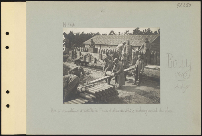 Bouy (près). Parc à munitions d'artillerie. Train d'obus de 220 ; déchargement des obus
