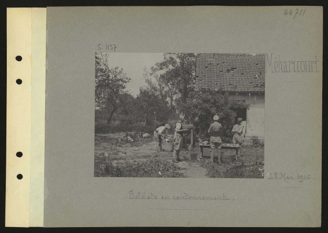Méharicourt. Soldats au cantonnement