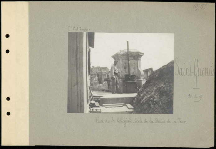 Saint-Quentin. Place de la collégiale. Socle de la statue de la tour