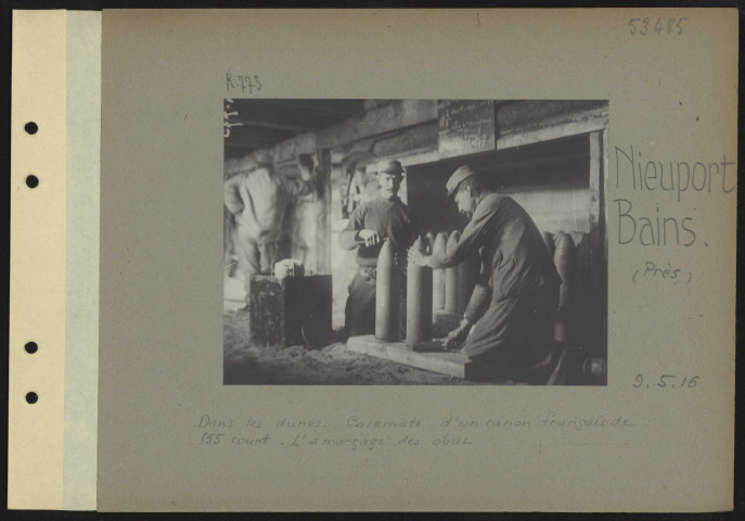 Nieuport-Bains (près). Dans les dunes. Casemate d'un canon français de 155 court. L'amorçage des obus