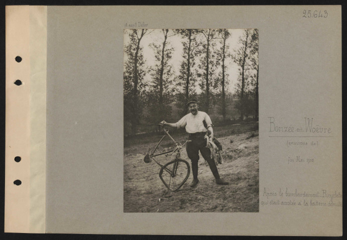 Bonzée-en-Woëvre (environs de). Après le bombardement. Bicyclette qui était accotée à la batterie détruite