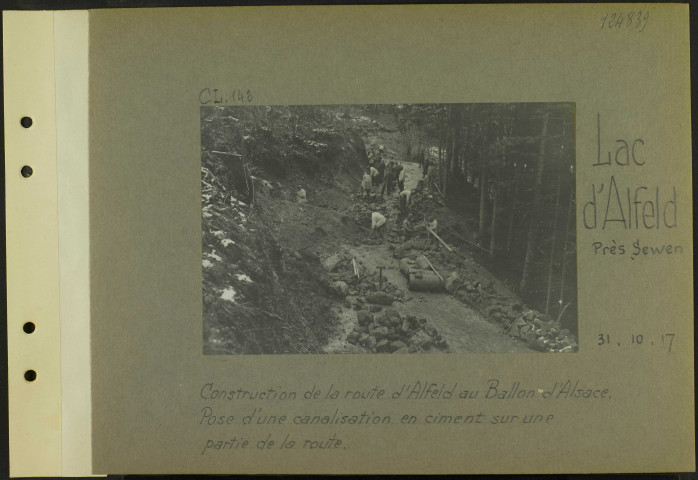 Lac d'Alfeld (Près Sewen). Construction de la route d'Alfeld au Ballon d'Alsace. Pose d'une canalisation en ciment sur une partie de la route