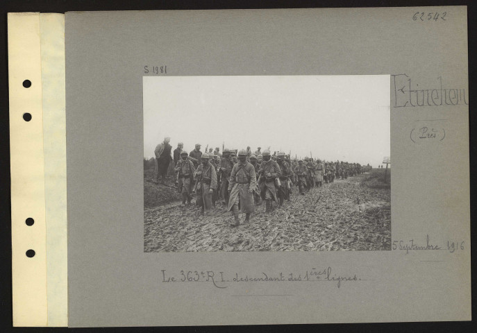 Étinehem (près). Le 363e régiment d'infanterie descendant des premières lignes