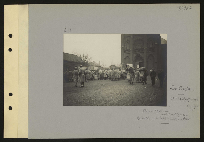 Les Brebis (nord de Bully-Grenay). Place de l'église et le portail de l'église. Ravitaillement : la distribution des vivres