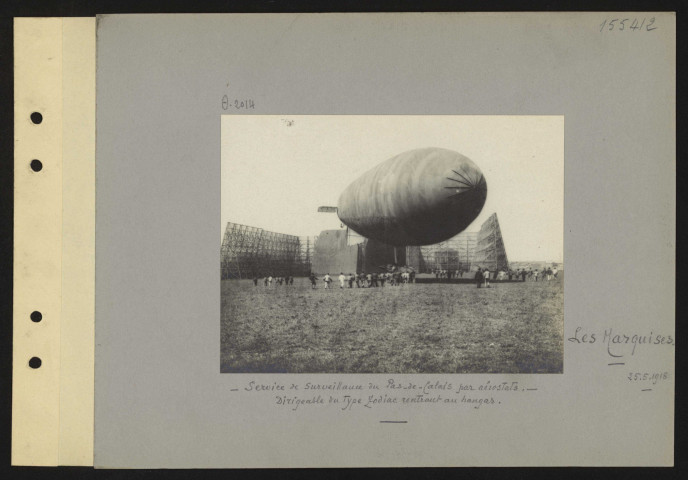 Les Marquises. Service de surveillance du Pas-de-Calais par aérostats. Dirigeable du type Zodiac rentrant au hangar
