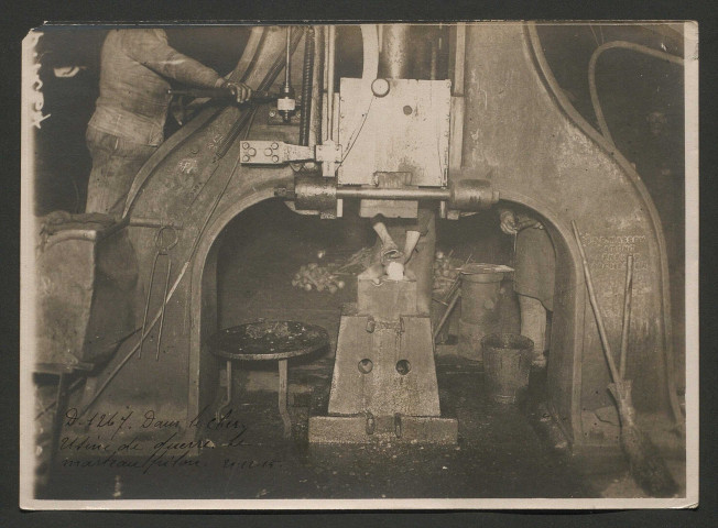 Fabrication d'obus à l'usine Bertin