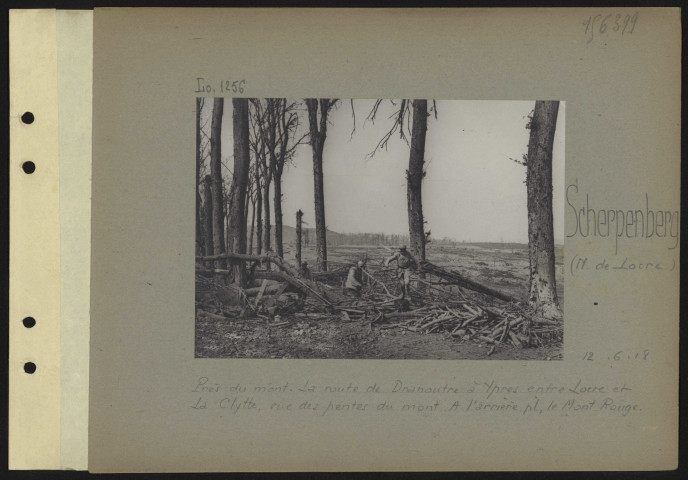 Scherpenberg (nord de Locre). Près du mont. La route de Dranoutre à Ypres entre Locre et La Clytte, vue des pentes du mont. À l'arrière plan, le Mont Rouge
