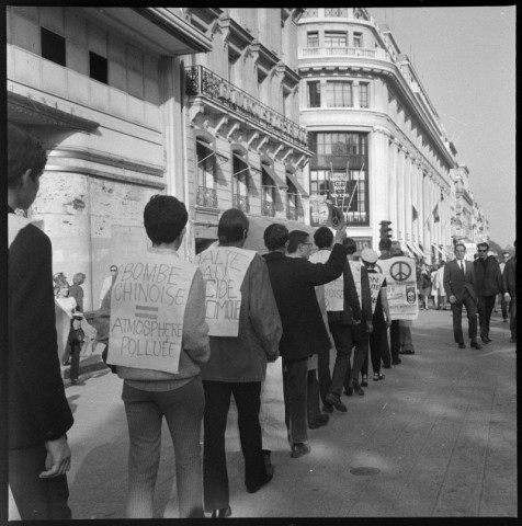 Marche antiatomique aux Champs-Elysées. À l'école