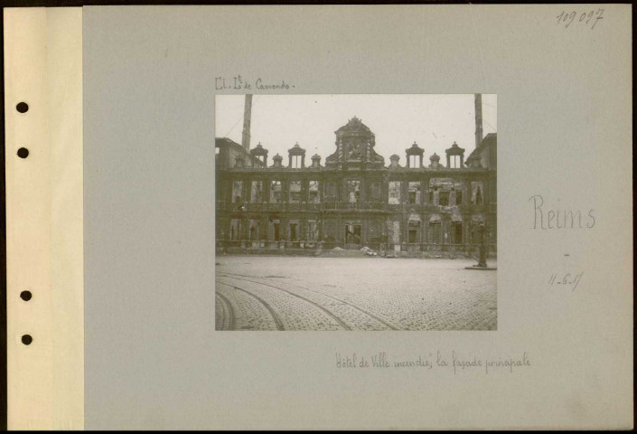 Reims. Hôtel de ville incendié ; la façade principale