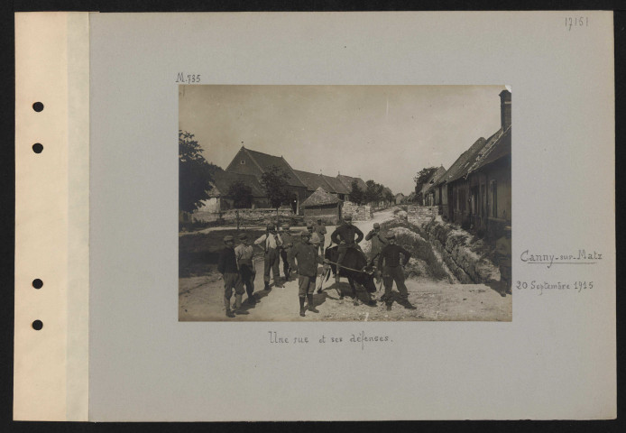 Canny-sur-Matz. Une rue et ses défenses