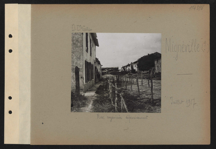 Mignéville (?). Rue organisée défensivement
