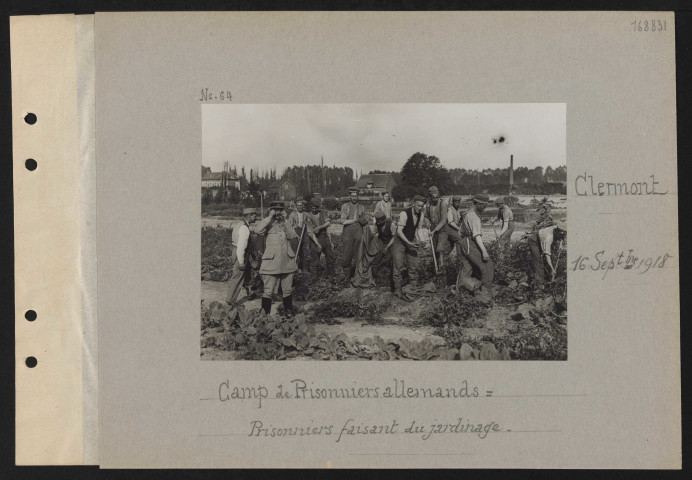 Clermont. Camp de prisonniers allemands : prisonniers faisant du jardinage