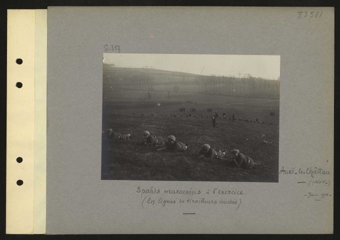 Auxi-le-Château (près d'). Spahis marocains à l'exercice. En lignes de tirailleurs couchés