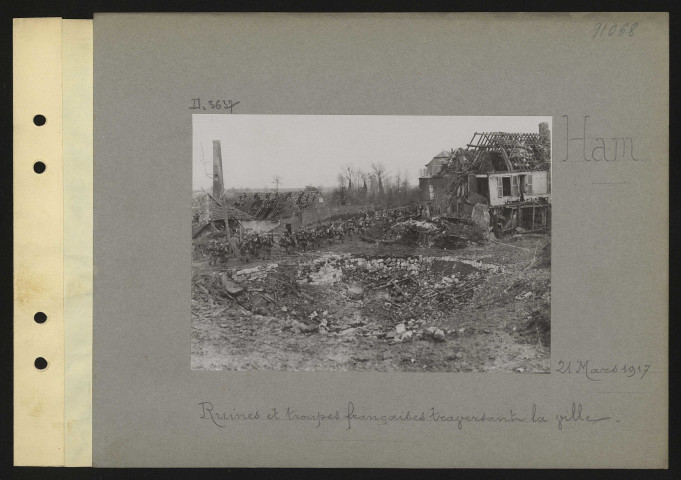 Ham. Ruines et troupes françaises traversant la ville