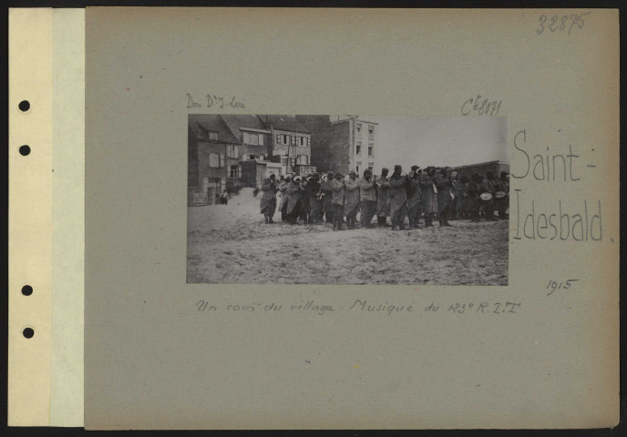 Saint-Idesbald. Un coin du village. Musique du 123e RIT