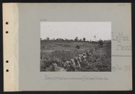 Le Mont-Renaud. Soldats du deuxième tirailleurs en positions près du mont, devant l'élévateur d'eau