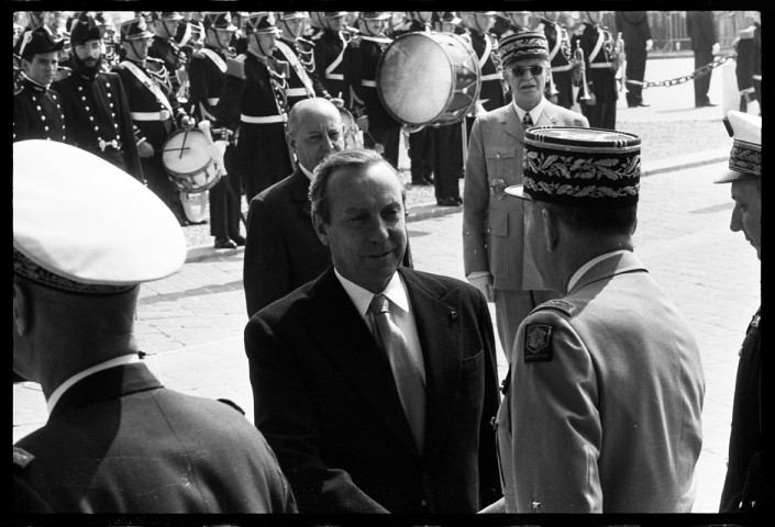 Habib Bourguiba, Michel Debré et Chaban-Delmas à l'Arc de Triomphe. Manifestation du FSI de la Bastille à la Nation