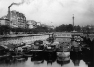 Le conflit de la Batellerie. Sous-Titre : Des barrages sur la Seine coupent la voie fluviale vers Paris. Voici un de ces barrages dressé sur le Canal Saint-Martin. Au fond, le génie de la Bastille.