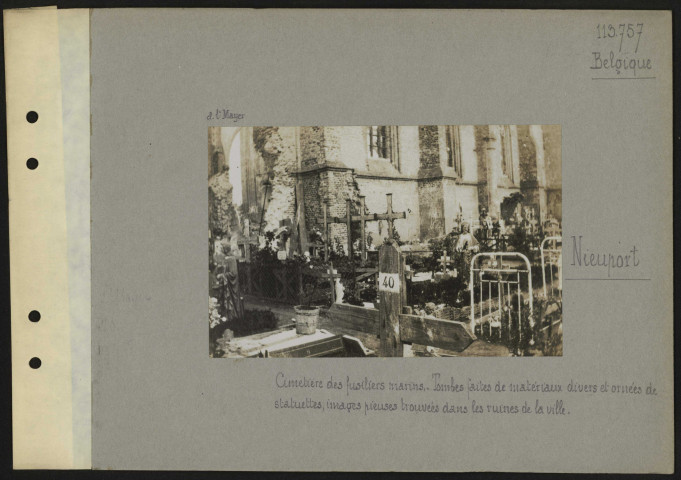Nieuport (Belgique). Cimetière des fusiliers marins. Tombes faites de matériaux divers et ornées de statuettes, images pieuses trouvées dans les ruines de la ville