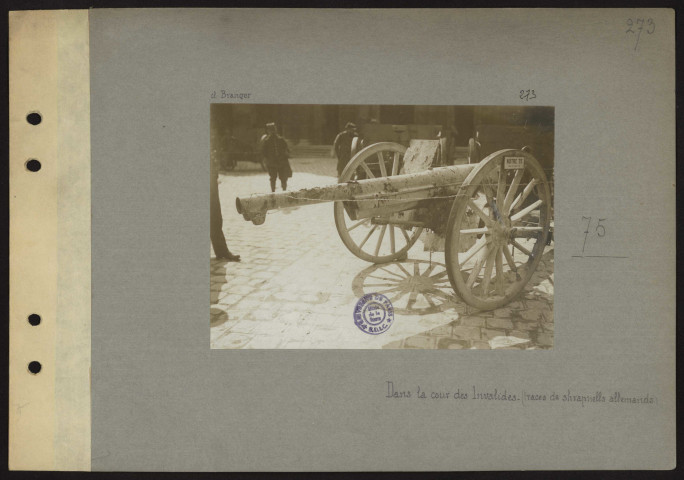 Invalides (Paris). 75 dans la cour des Invalides (traces de shrapnells allemands)