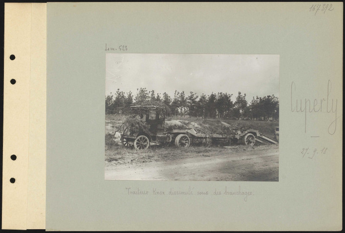 Cuperly. Tracteur Knox dissimulé sous des branchages