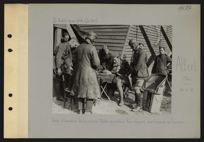 Albert (près). Camp d'aviation britannique. Pilotes apportant leur rapport sur l'avance de l'ennemi
