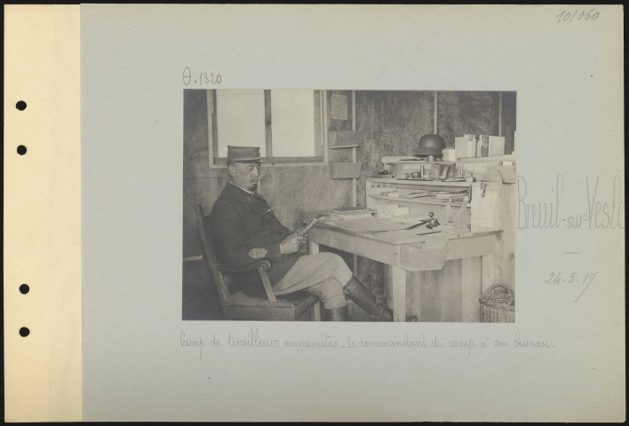 Breuil-sur-Vesle. Camp de tirailleurs annamites. Le commandant du camp à son bureau