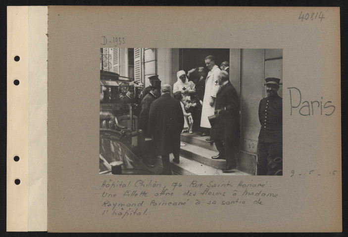 Paris. Hôpital chilien, 176 rue Saint-Honoré. Une fillette offre des fleurs à madame Raymond Poincaré à sa sortie de l'hôpital