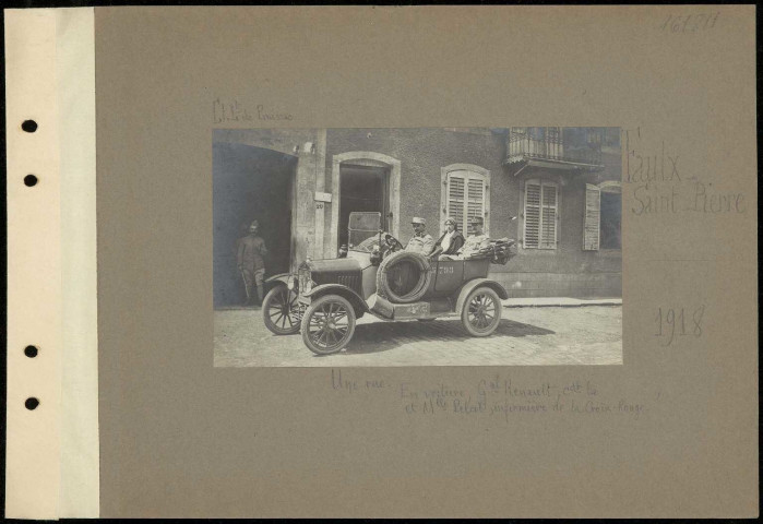 Faulx-Saint-Pierre. Une rue. En voiture, général Renault commandant la ? Et Mlle Pelcot, infirmière de la Croix-Rouge