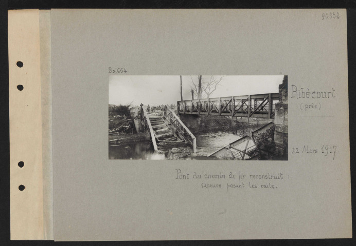 Ribécourt (près). Pont du chemin de fer reconstruit : sapeurs posant les rails