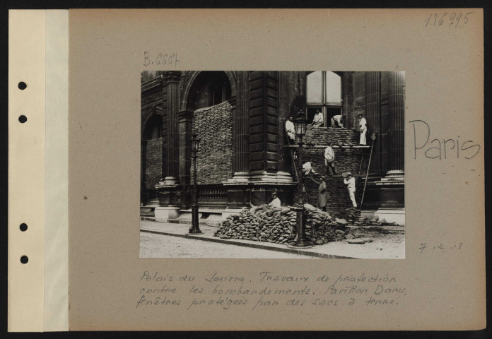 Paris. Palais du Louvre. Travaux de protection contre les bombardements. Pavillon Daru, fenêtres protégées par des sacs à terre