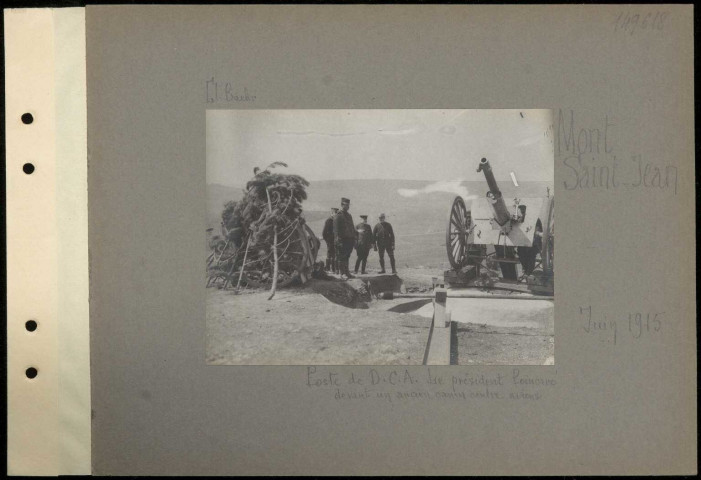 Mont Saint-Jean. Poste de DCA. Le président Poincaré devant un ancien canon contre avions