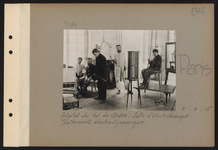Paris. Hôtel du Val de Grâce. Salle d'électrothérapie. Traitement électrodynamique