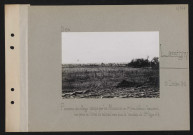 Lassigny. Panorama du village occupé par les Allemands : au premier plan, défenses françaises. Vue prise de l'abri de mitrailleuse dans la tranchée de première ligne numéro 4